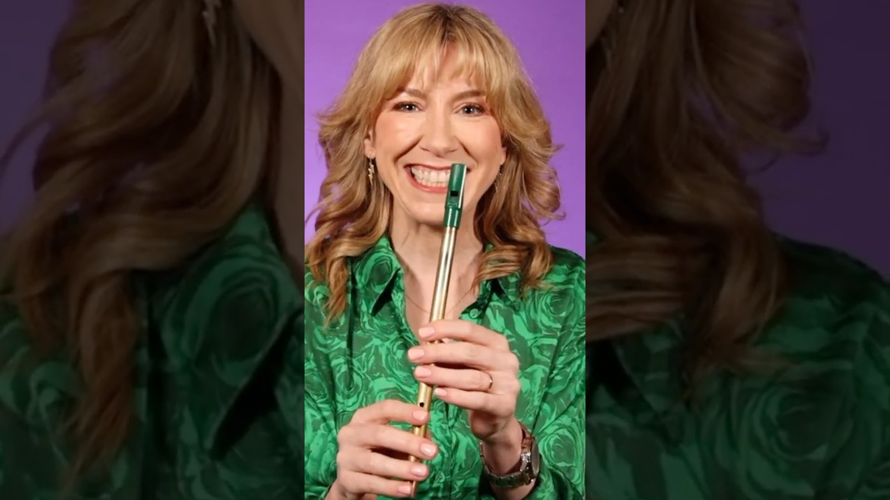 Learn How To Hold Your Tin Whistle 🎵🎵 [For Beginners]