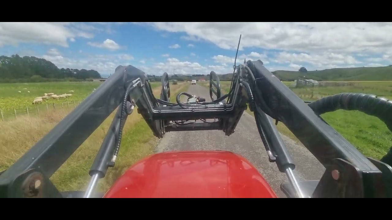 Мы загружаем перепревшую траву.