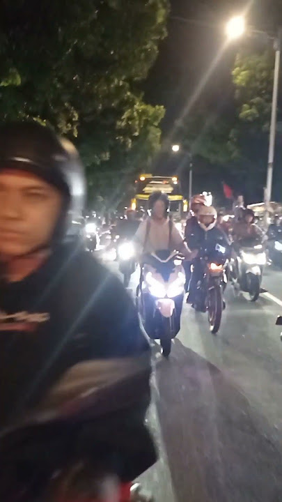 Nada viral basuri suka suka nongkrong di pinggir jalan #busmania #bustelolet #busmaniacomunity