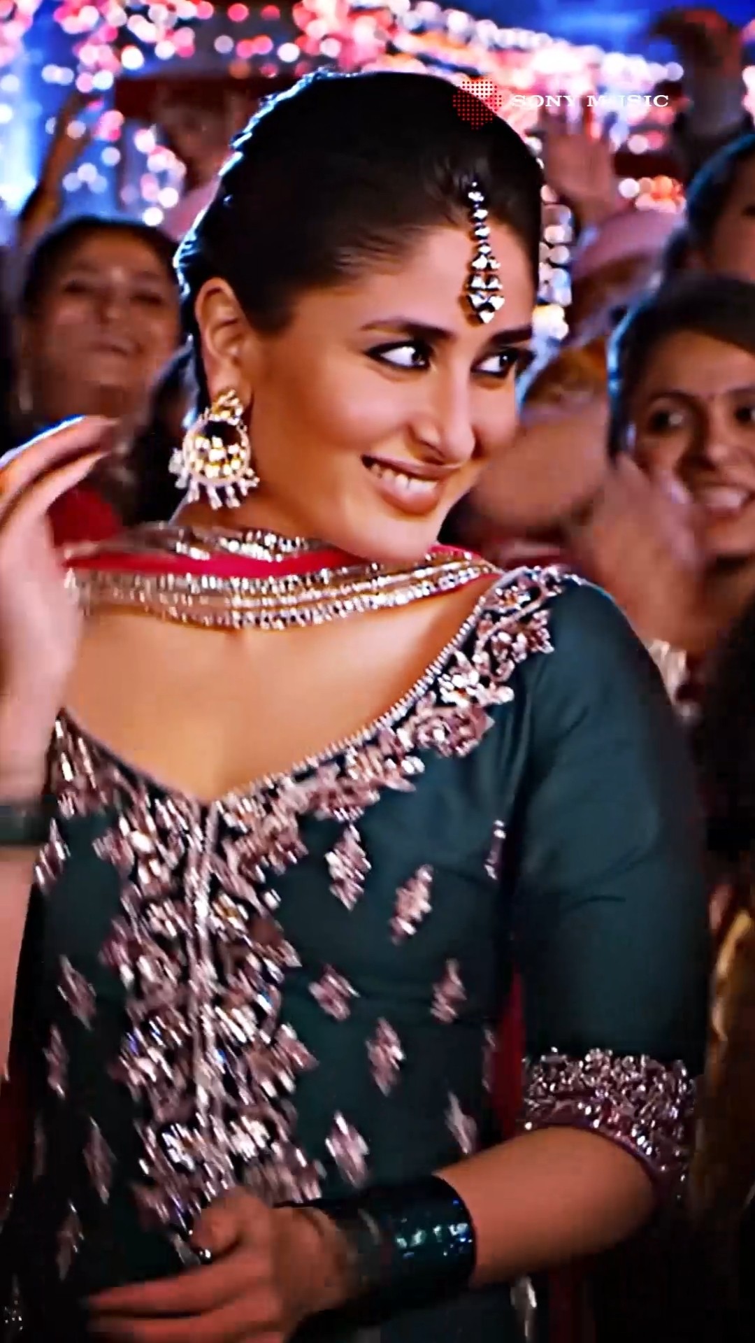 This track got us dancing everywhere! ??#tooh #kareenakapoorkhan #imrankhan #vishalshekhar