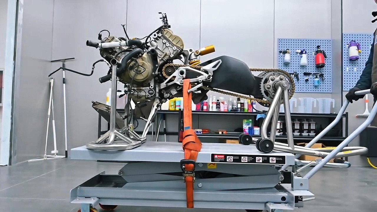 修复一台来自新疆的杜卡迪V4，这油泥和积碳真的绝了！#摩托车维修 #杜卡迪