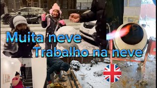 Trabalhando com neve, emoção primeira neve em familia lembranças Londres