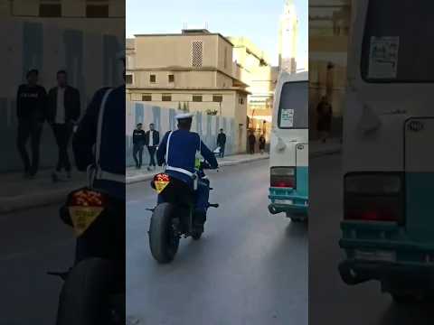 شرطي يسوق موطو بدون خوذة