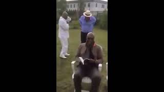 Manu Dibango mort de rire en voyant danser Salle John et Henry Njoh