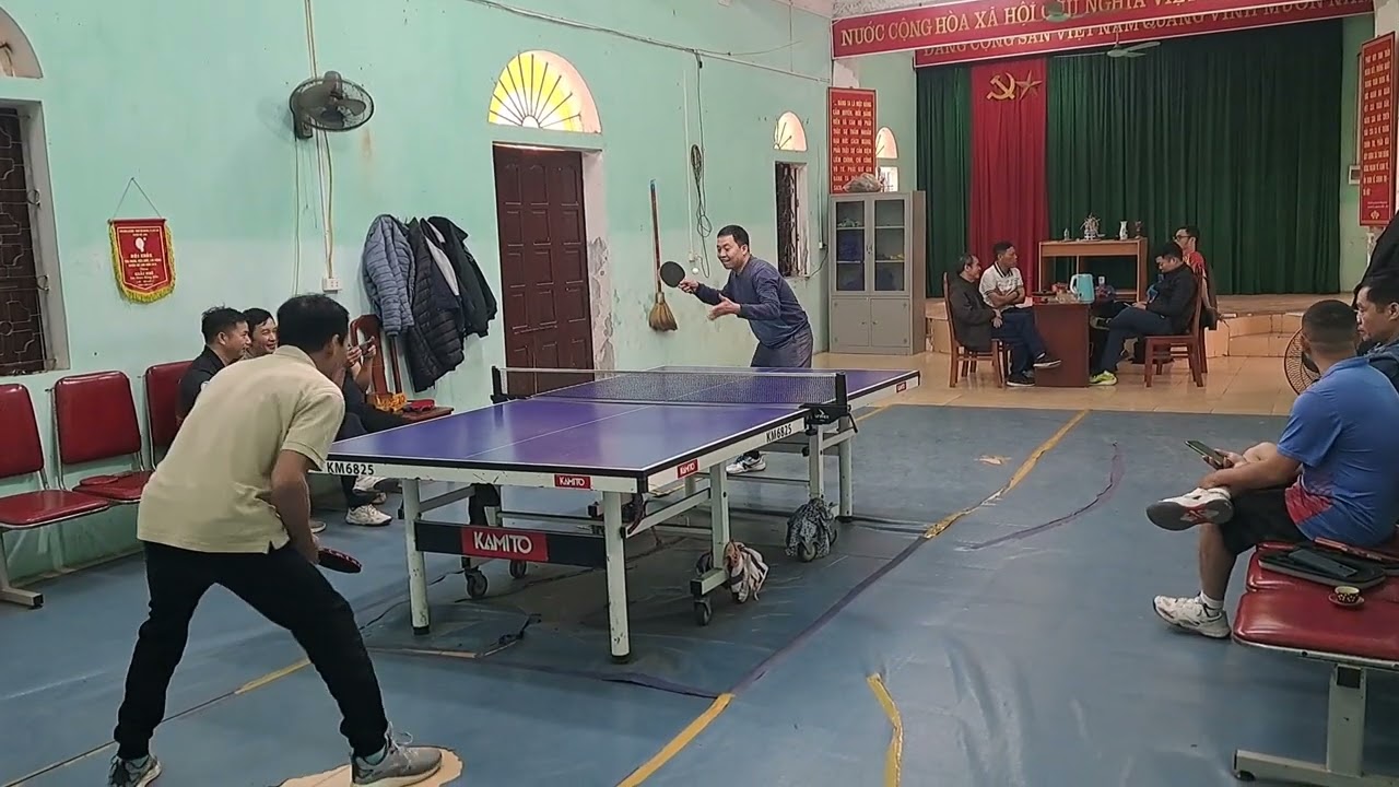 Thầy Hiểu, thầy Hà dạy toán giỏi lại còn đánh bóng hay.