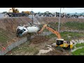 Incredible heavy truck failed heavy recovery excavator crane equipment helping operators