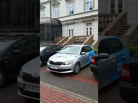 Urzędnicy odpowiedzialni za walkę z samochodami w centrum Krakowa wynajęli sobie parking pod pałacem
