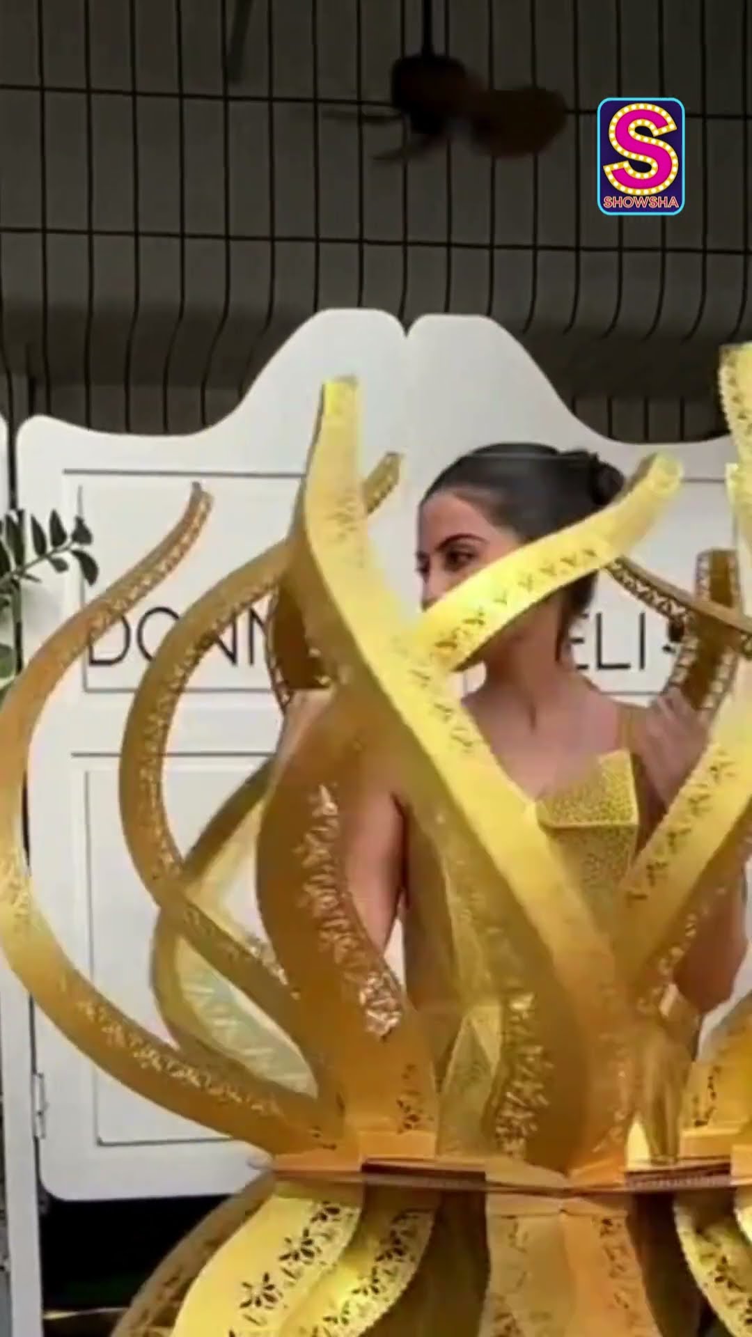 Urfi Javed Stuns Paps And Fans With Her New Glitered Fashion Statement And A Swirling Magic Trick!