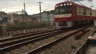 京急1000形 普通浦賀行き 生麦駅到着