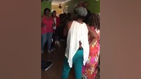Tee-Sharee and family sings Yes by Shekinah Glory