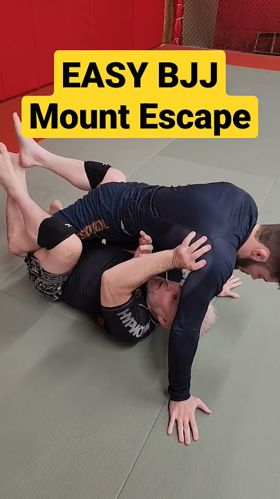 EASY BJJ Mount Escape  #bjj #grappling #brazilianjiujitsu #bjjtechnique