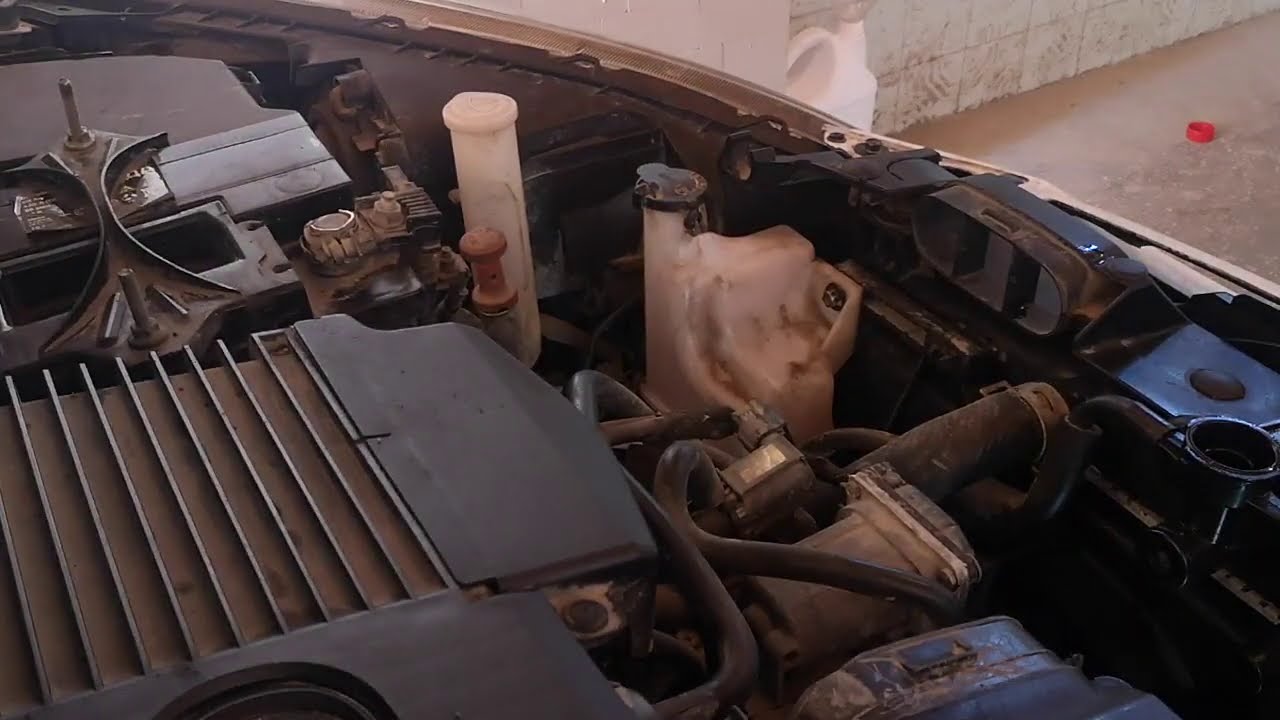 Mazda 2, 2012 гв. Как снять радиатор охлаждения самостоятельно.