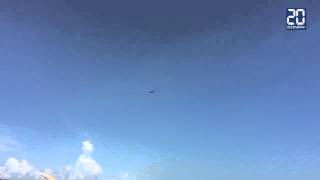 Un Avion De Chasse Frôle Des Touristes Sur Une Plage