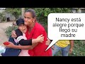 Nancy está alegre porque su madre llegó.