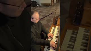 Is it possible to play CARILLON DE WESTMINSTER on the pedal reed organ