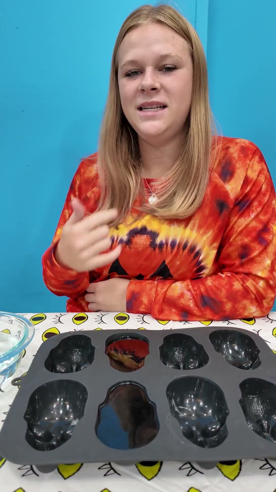 Assistant Makes DIY Color Changing Halloween Skulls using Science #FamilyFun #halloweencraft