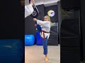 Coup de pied fou par une fille  taekwondo