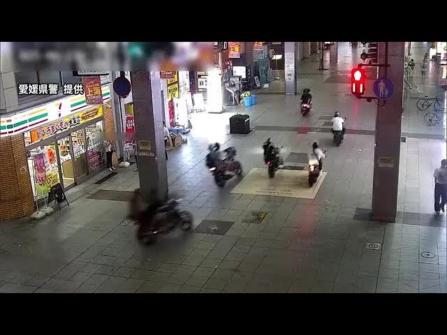 大暴走 Seven motorbikes in Matsuyama, ignoring traffic lights and