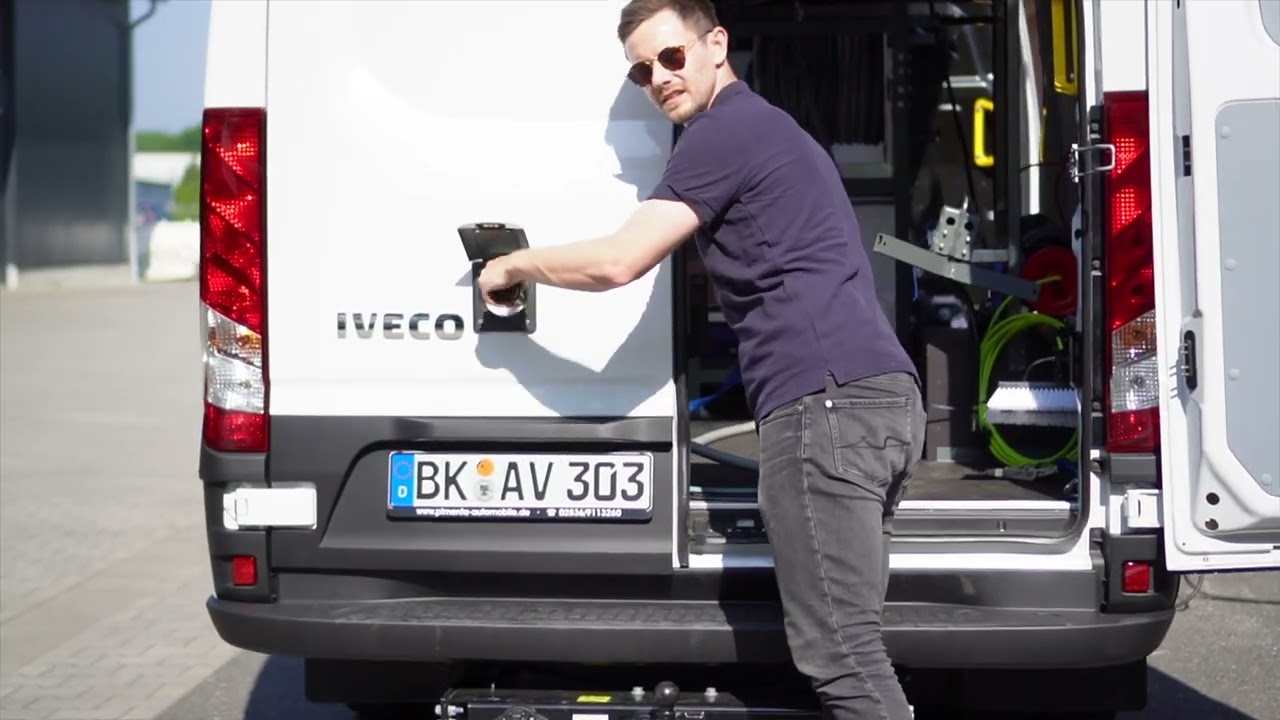 CMC Raupenarbeitsbühne S23 im Einsatz mit einem hyCleaner solarROBOT