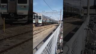 JR東日本長野支社の豊科駅にラッピング普通列車松本行きが、豊科駅に到着する