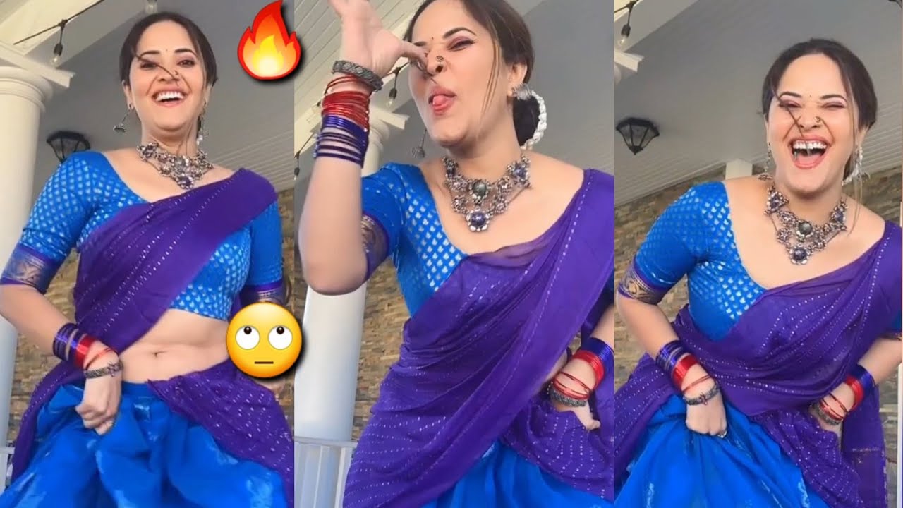 Anasuya Bharadwaj Hot Navel And Cute Expression On Blue Saree