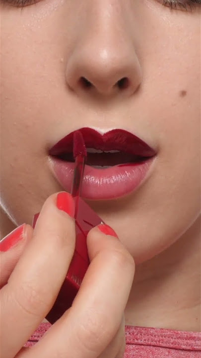 Bold red lipstick perfect for fall makeup looks🍂 Maybelline Vinyl Ink Lipstick #lipstick #lipswatch