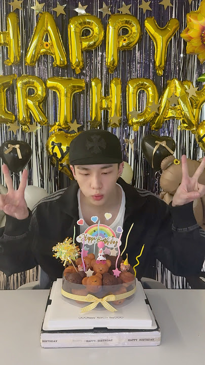 It's 🥟's birthday🧸 #StrayKids #스트레이키즈 #현진 #Hyunjin #HappyHyunjinDay #YouMakeStrayKidsStay