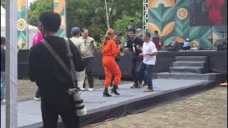 Suddenly Invited to Sing by NIPHEE, Intan DA2