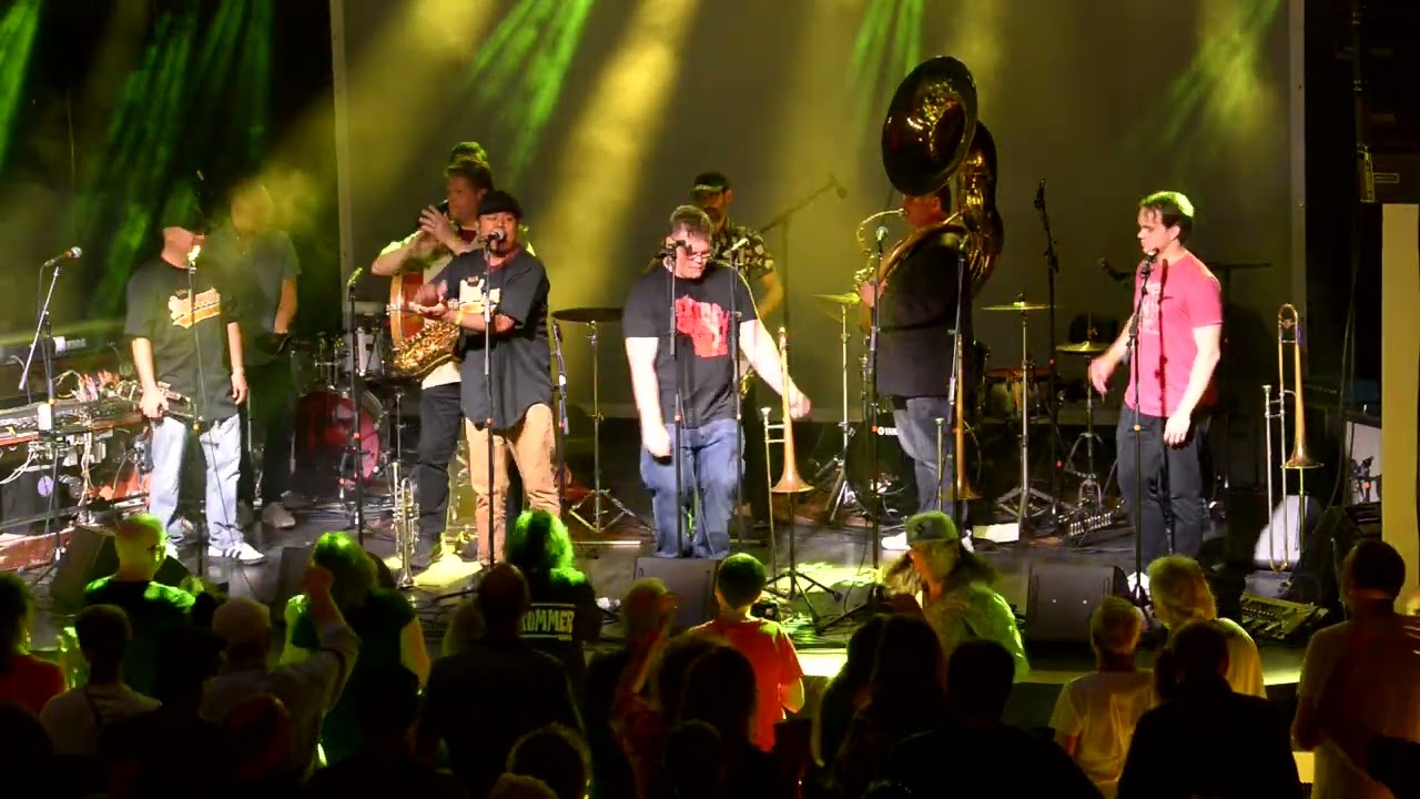 Guarda Mama Digdowns Brass Band su YouTube Guarda Mama Digdowns Brass Band su YouTube
