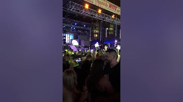 Brett Eldredge Taste of Country Proposal, Robins F...