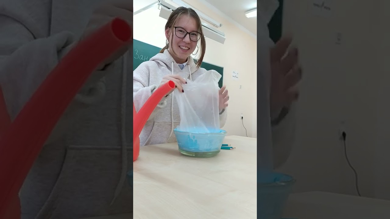 Опыт по физике. Как проткнуть пакет? (Пакет нужно крутить меньше, чтобы ...