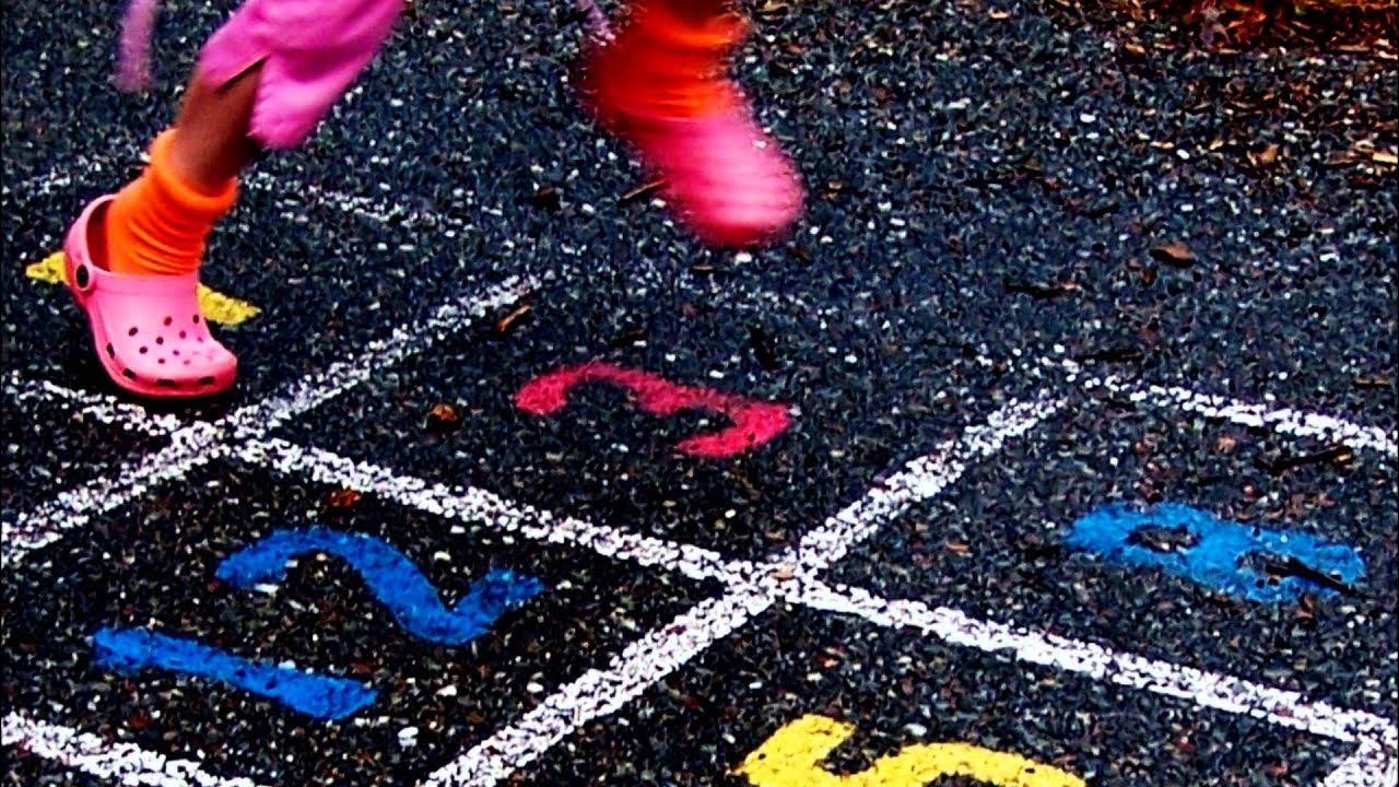 В какие игры ты идешь. Детская игра классики. Прыгать в классики. В какие игры ты идешь. В какие игры ты идешь.