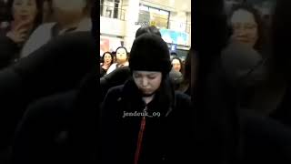 Moment When jennie had a panic attack in airport:( #fyp #kpop #jennie #viral