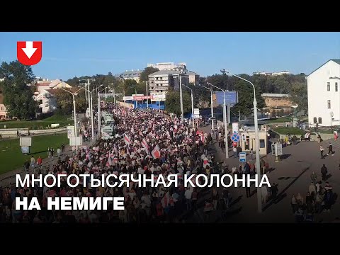 Большая колонна протестующих