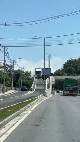 Caminhão fica preso no viaduto Mário Covas, em Jacareí