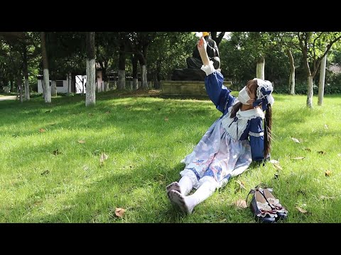 Cheng wore only white stockings in the park, where the wet grass made her soles very dirty