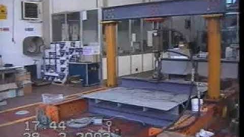 Full scale fatigue test of a stiffened panel in 3 points bending