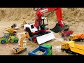 Kendaraan konstruksi bersama untuk menyelamatkan ekskavator yang terjebak di pasir