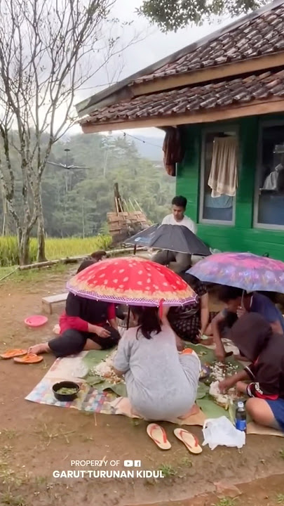 Hujan Mengguyur Saat Makan Nasi Liwet Di Kampung Yang Indah Ada Sensasi Baru #shorts #hujan #liwet