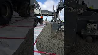 Concrete workers watching this robot steal their job in 4K 🤣#construction #engineering #concrete