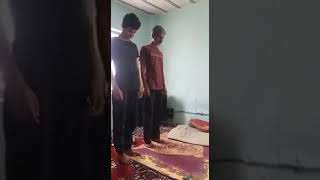 رجل يعلم أبنه على الصلاة     ضحك حتى الموت