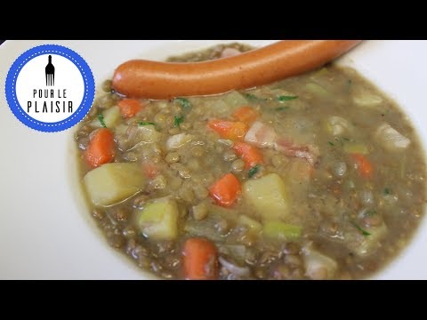 Deftige Linsensuppe kann sehr rustikal mit Wurst oder Fleisch zubereitet werden. Wir zeigen diesmal . 