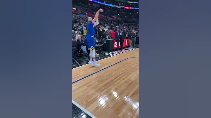 Steph getting an assist from a young fan before Wa...