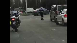 Bavure Policière Un Policier Tire Sur Une Voiture En Plaine Voie Publique