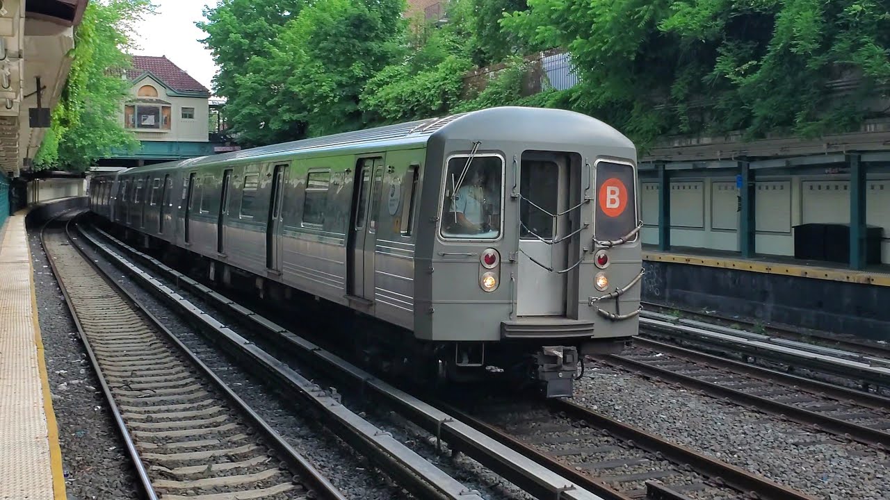 (B)(Q) action on the BMT Brighton Line R46 / R68 - YouTube