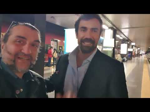 İbrahim Çelikkol Hakan di Terra Amara in Italia  ospite di Verissimo saluta i fan col Salutatore