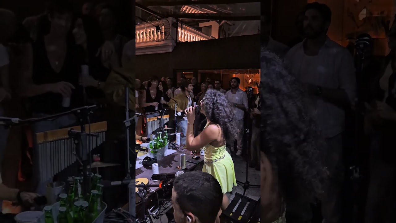 Dua Lipa, Shawn Mendes, Bruna Marquezine e Sasha curtindo o Grupo Versão! #samba #pagode #dualipa