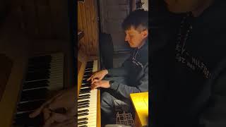 Liekinheitin pianolla pikkupäissään