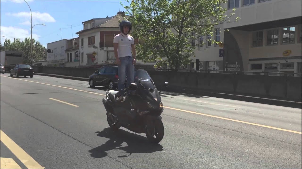 L'Acrobate - Debout sur un Tmax - YouTube