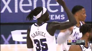 Wenyen Gabriel hits the floater from 3P range to beat the first quarter buzzer!